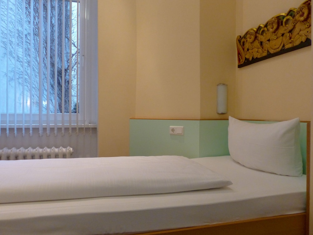 ROOM, SINGLE