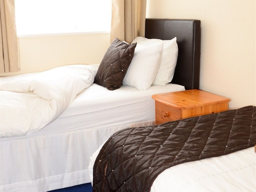 Pinewood Guest House 10/22