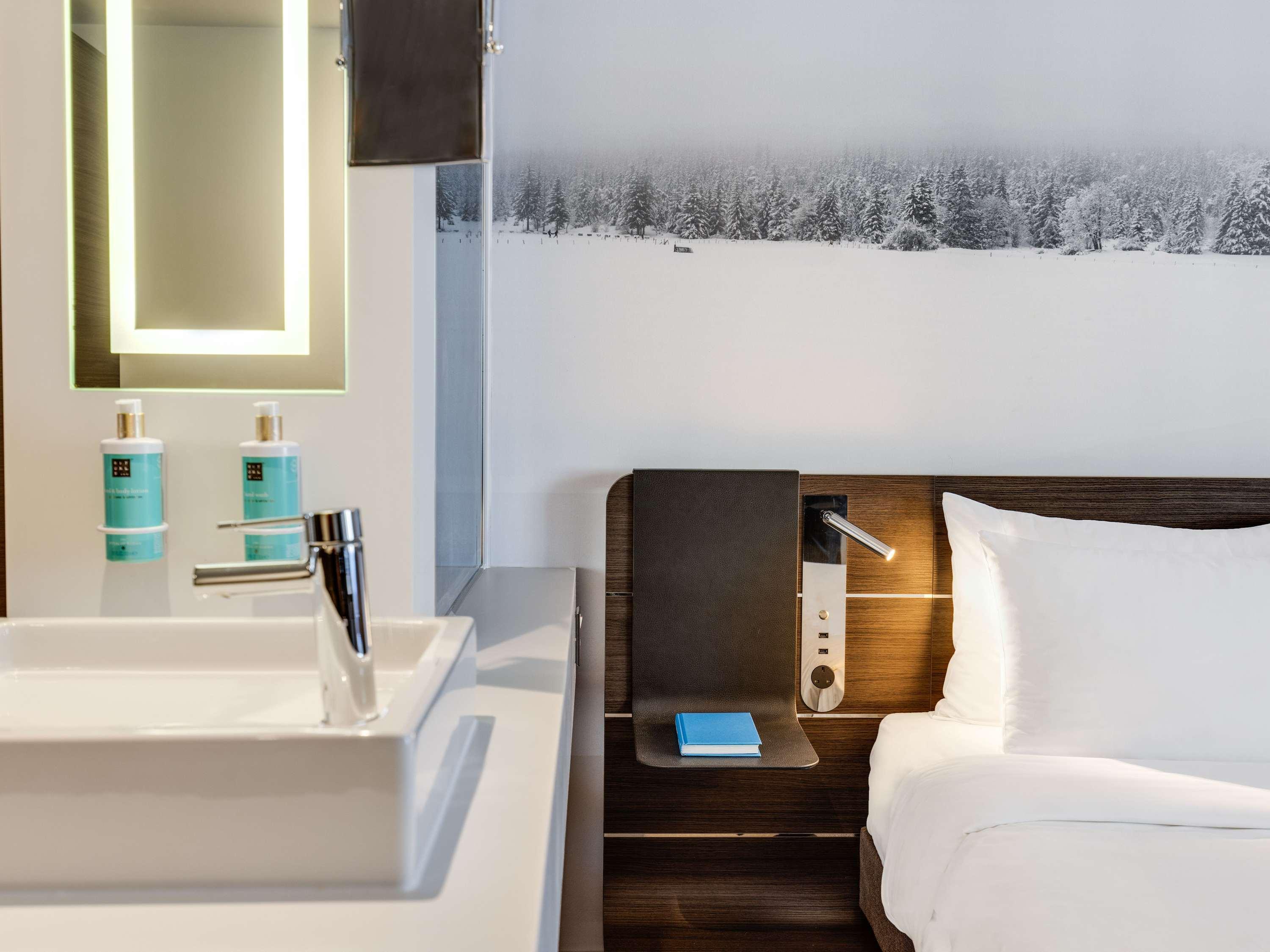 SUITE, KING BED, SOFA