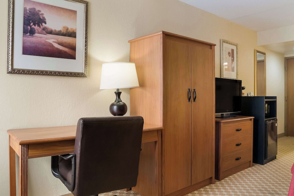 Quality Inn and Suites Saginaw, MI 22/47