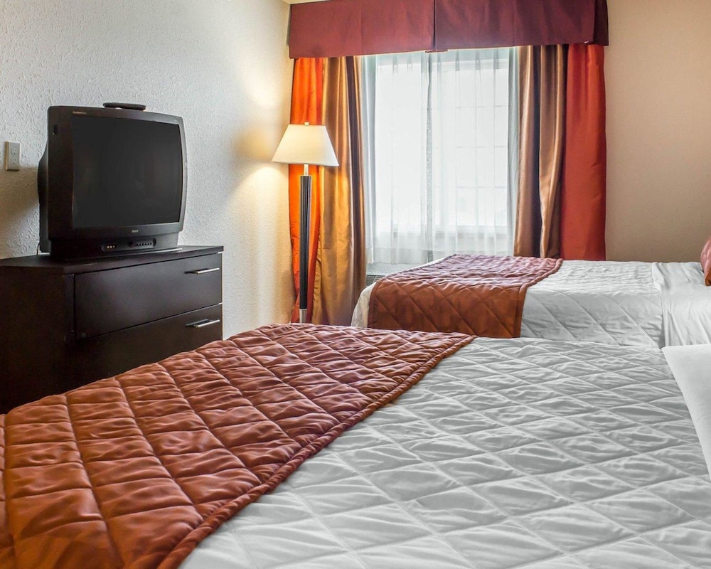 Rodeway Inn & Suites near Okoboji Lake 11/35