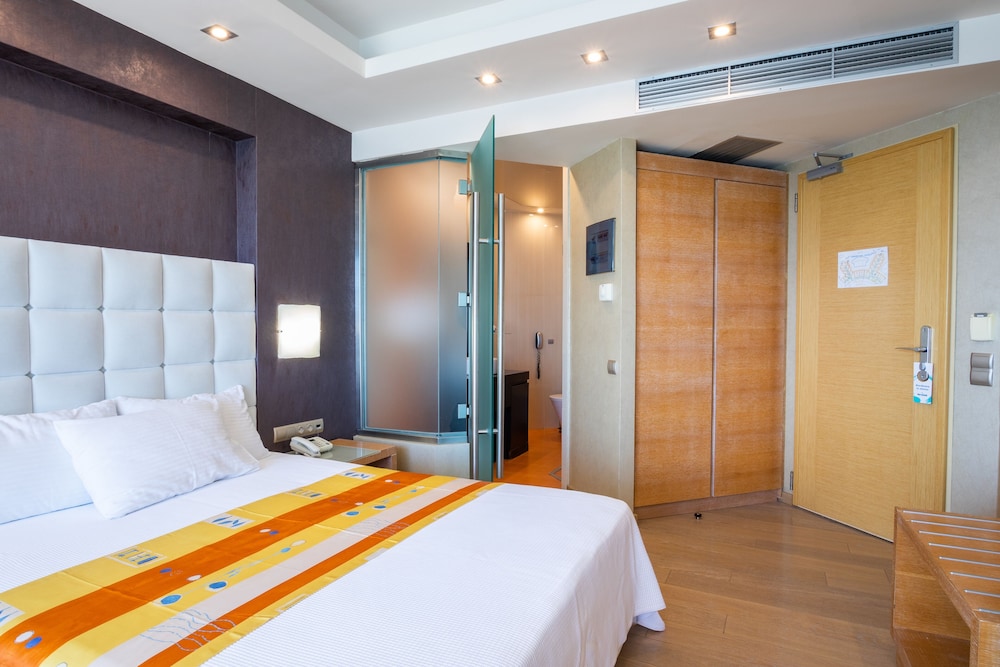 STANDARD, SEA VIEW