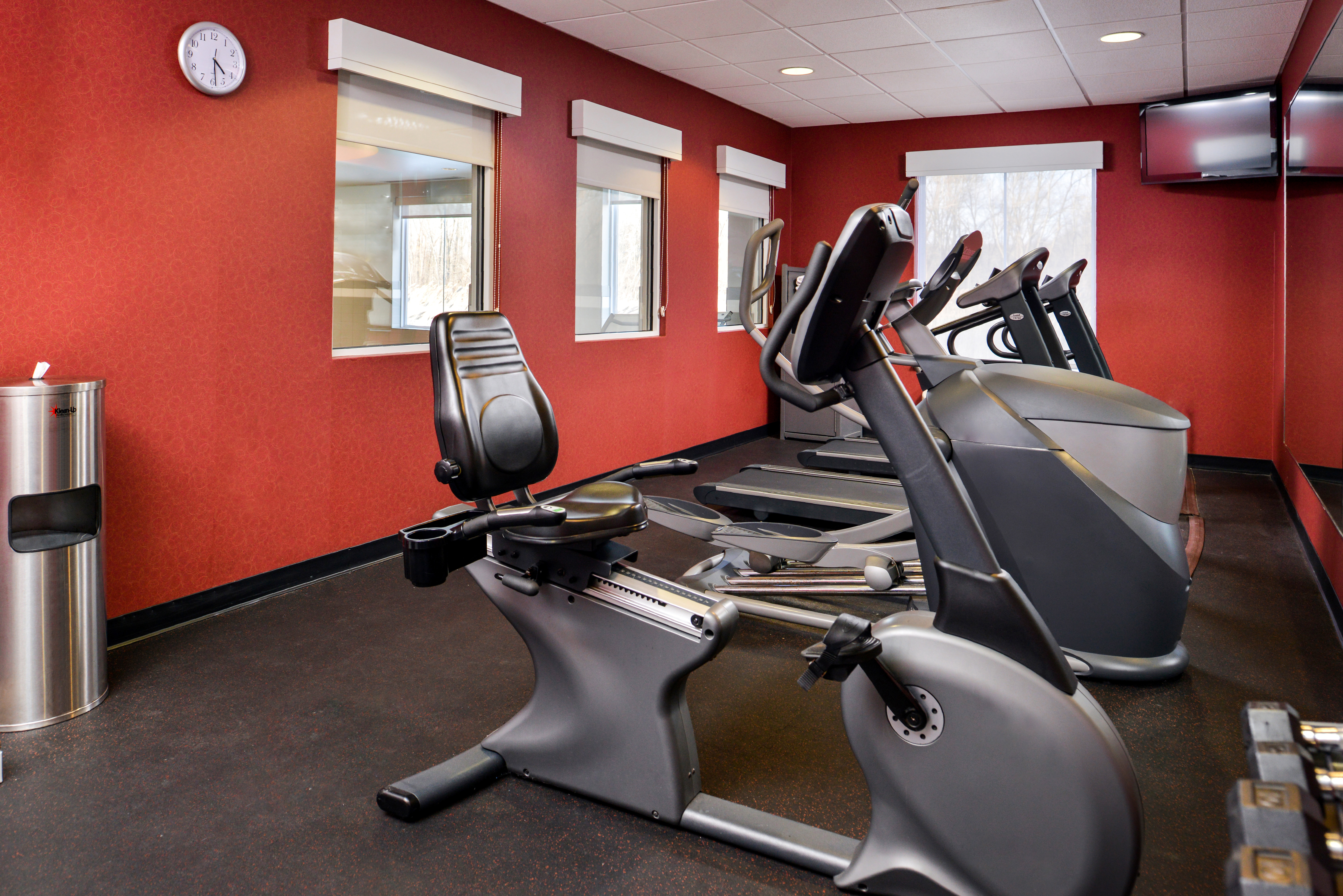 HOLIDAY INN EXPRESS CANANDAIGUA - FINGER LAKES 30/56