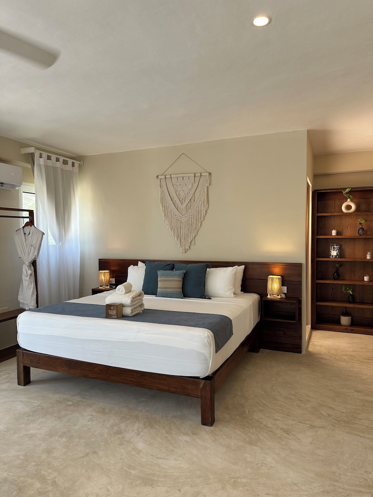 Noah Beach Hotel and Suites 17/55