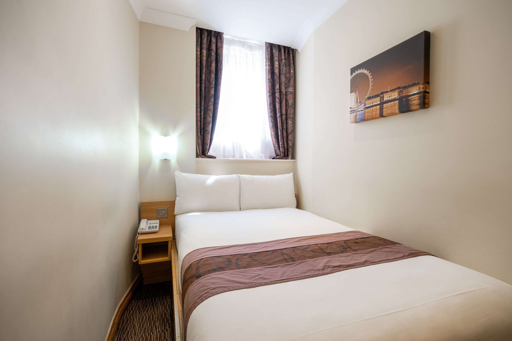 ROOM, DOUBLE BED, SMALL