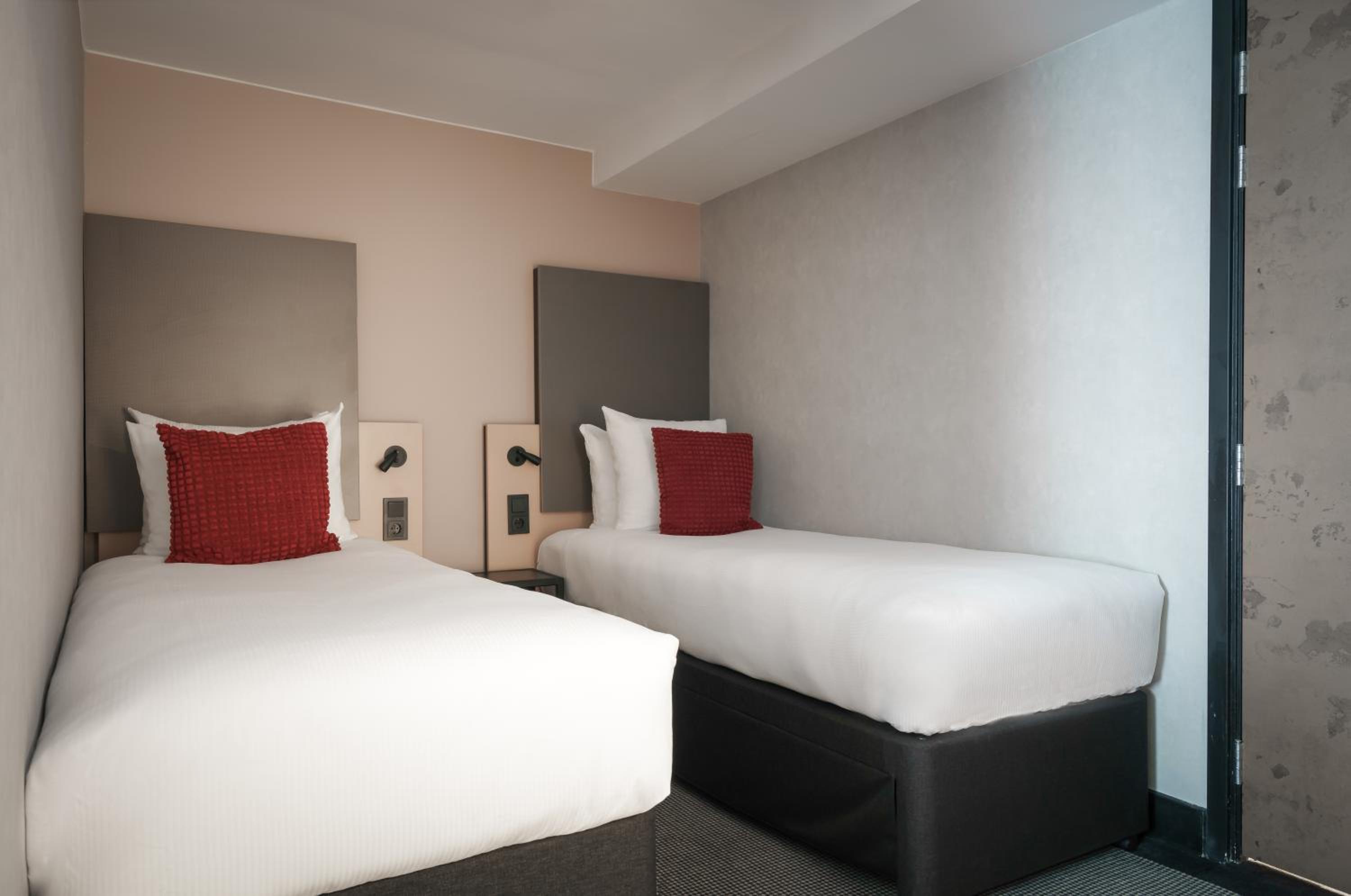 Semi Basement, Twin Beds, Partial View, No Elevator