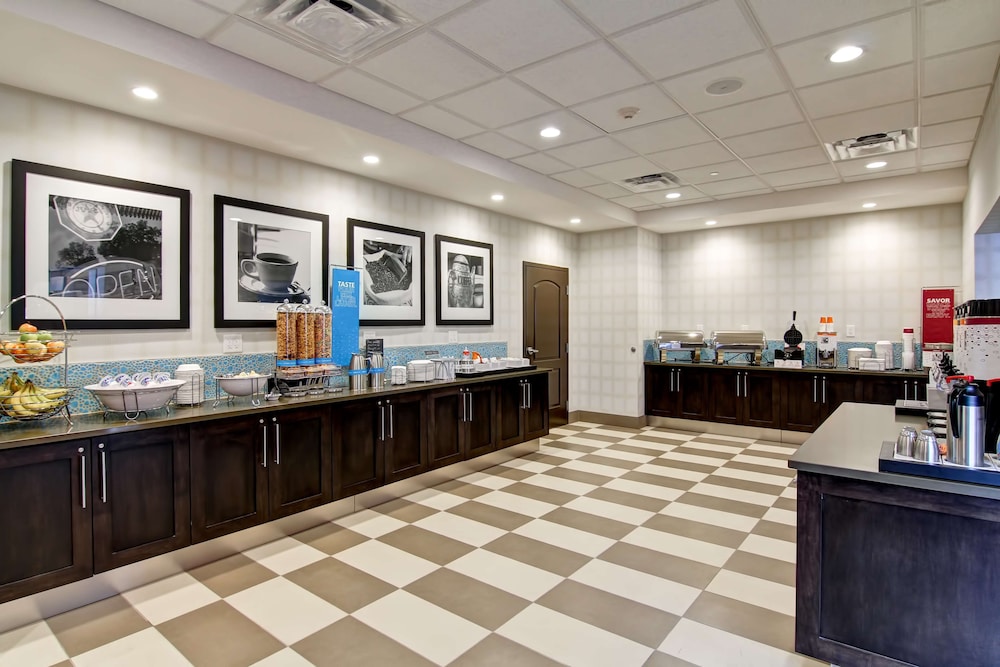 Hampton Inn and Suites by Hilton Saskatoon Airport 14/39