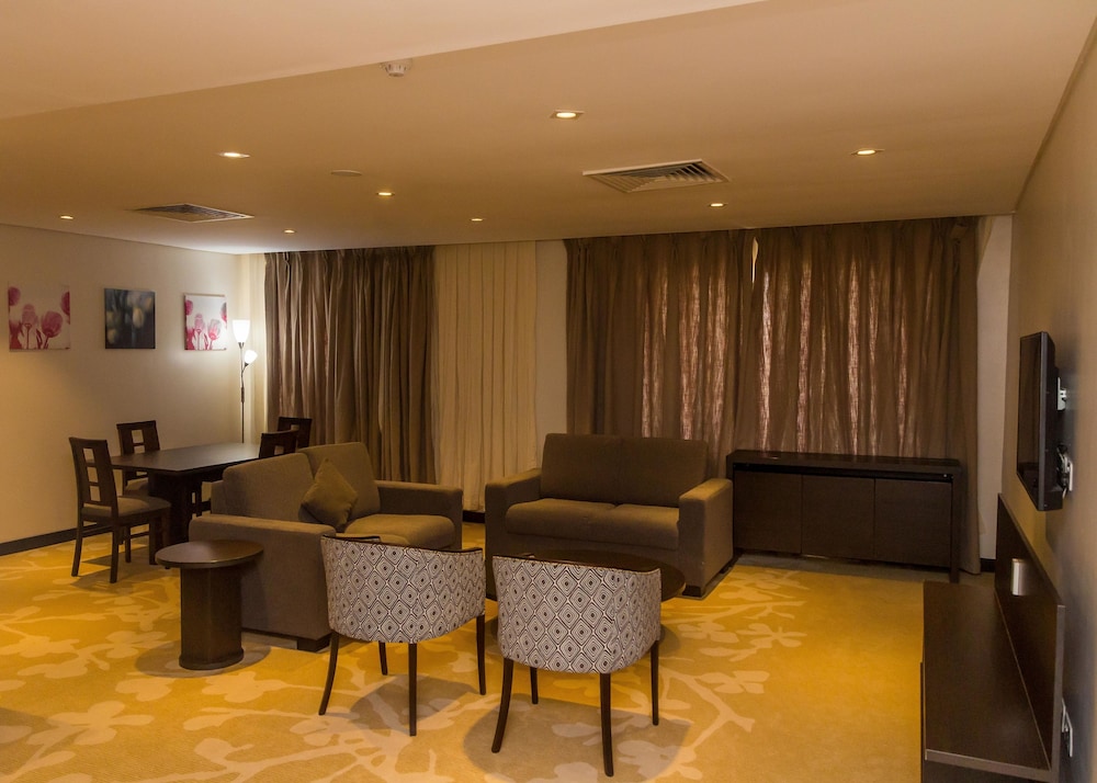 Golden Tulip Oniru Suites 17/26