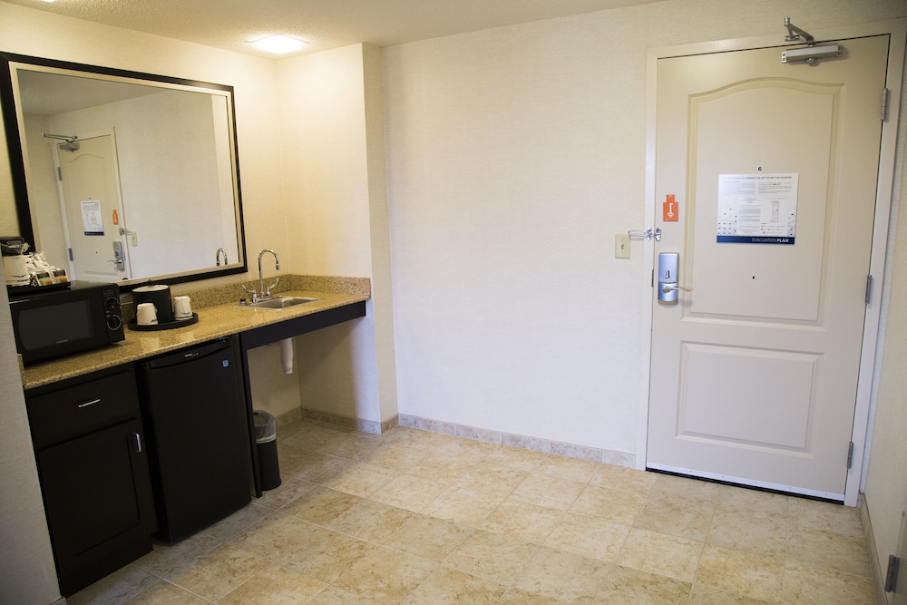 Hampton Inn and Suites Sharon 9/62