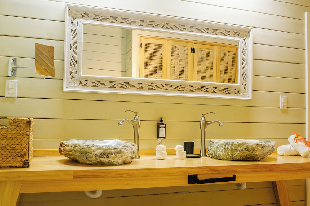 Tranquilseas Eco-Lodge, Diving Center, Restaurant &amp; Bar 50/50
