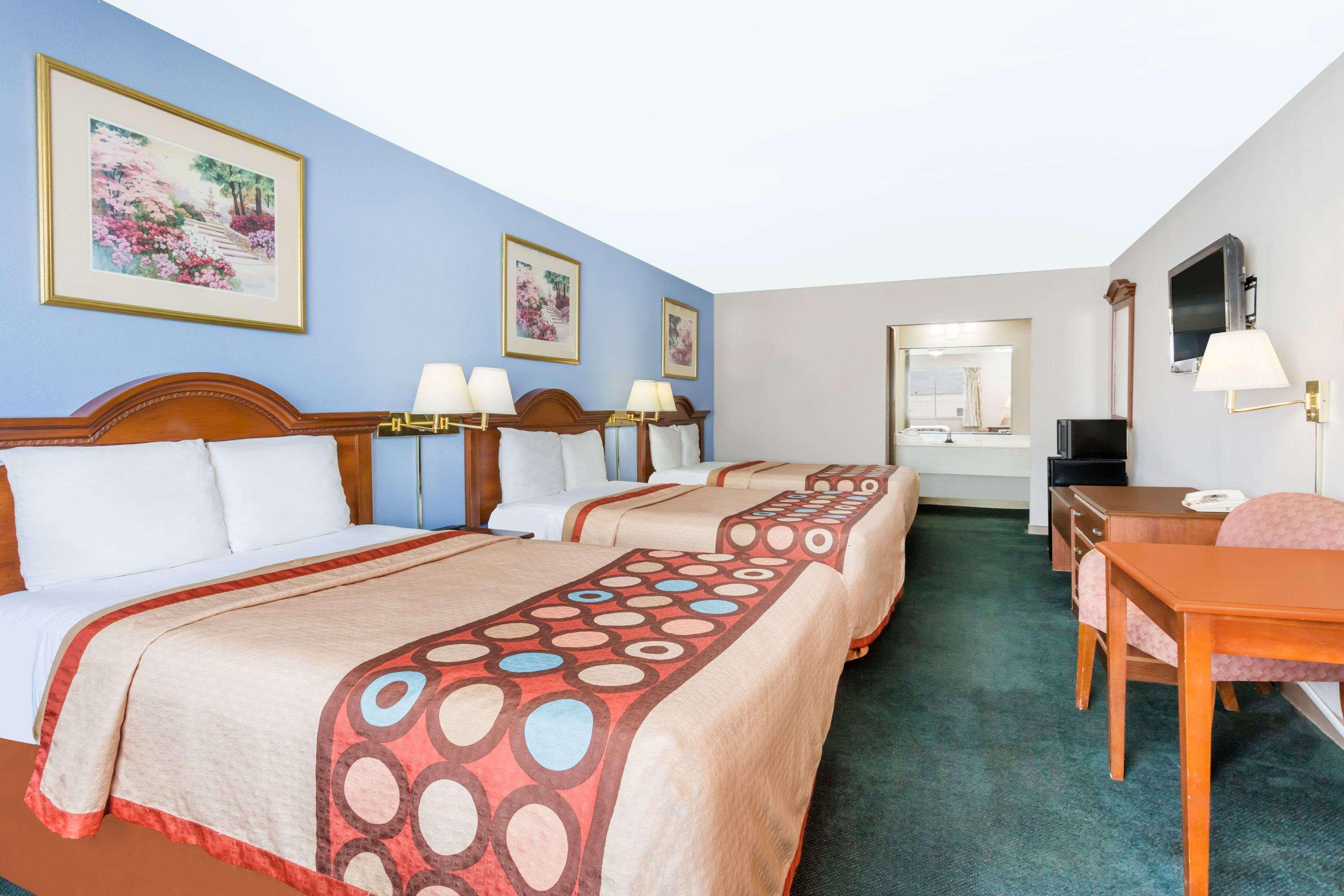 Super 8 By Wyndham Greensboro 5/29