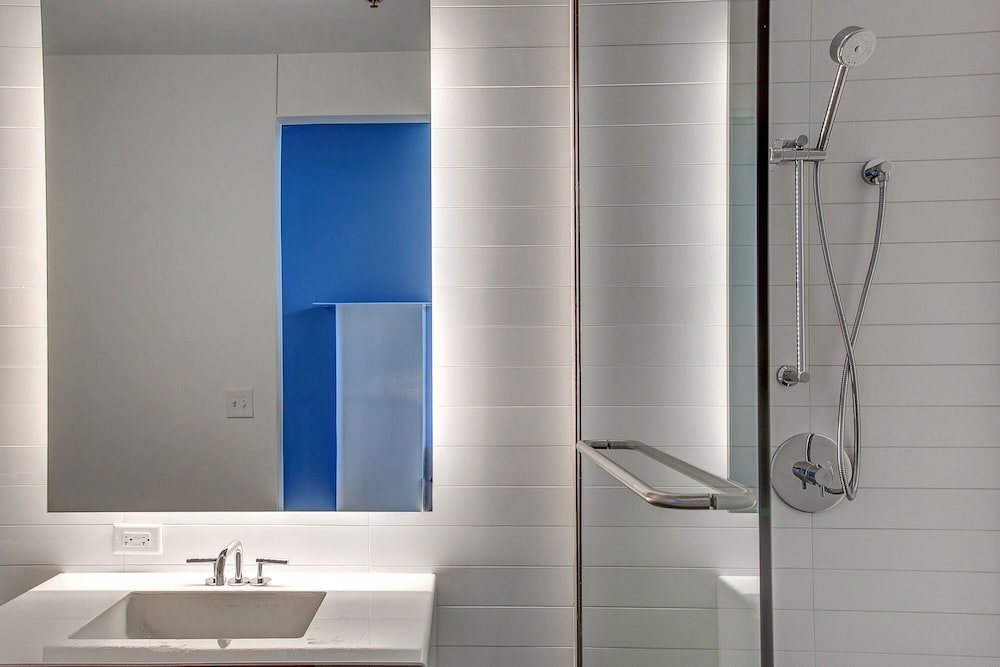 Hotel Revel 48/48