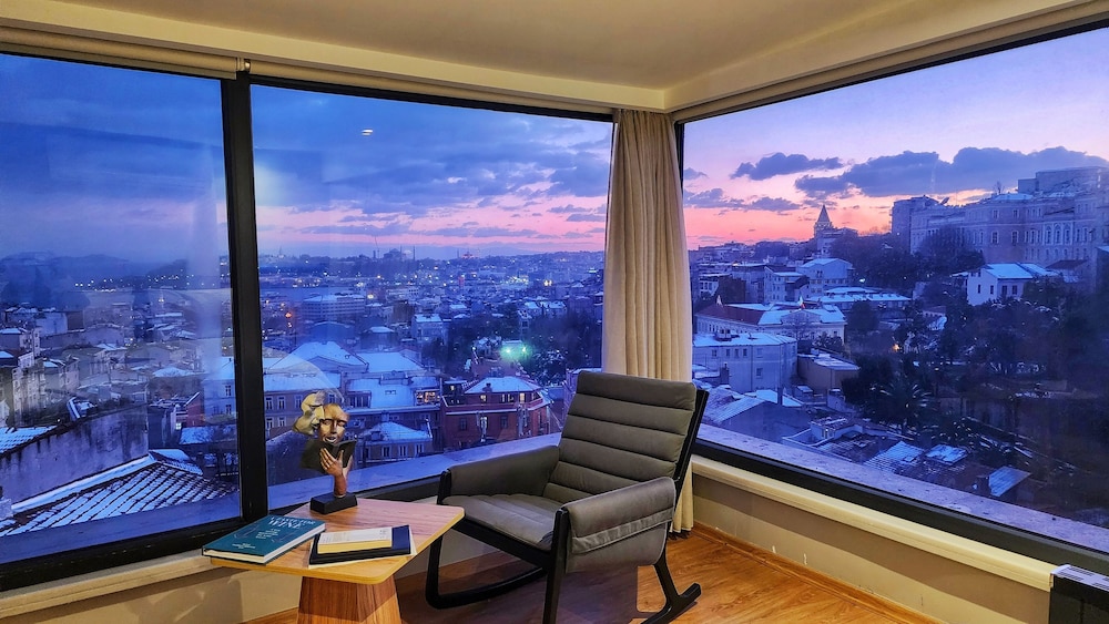 Louis Rooms 33/48