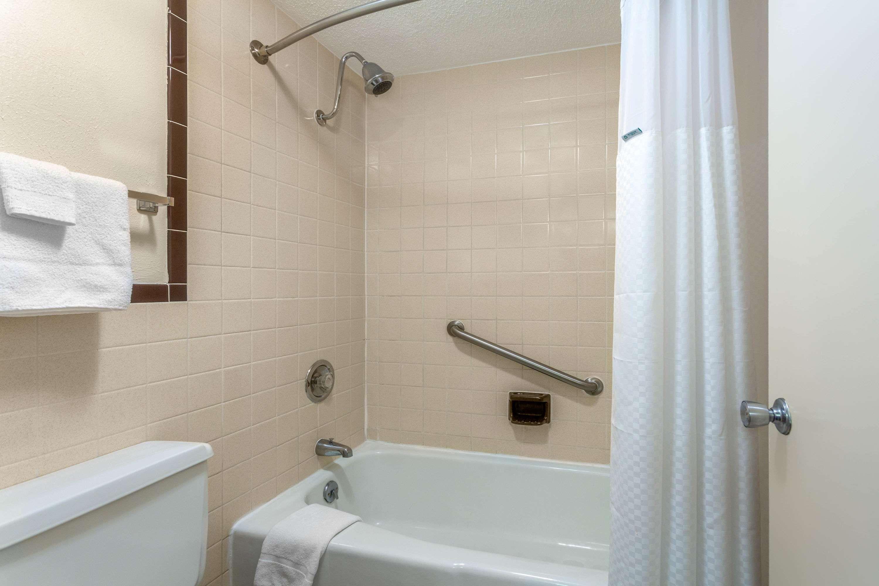 Days Inn By Wyndham Breezewood 34/34