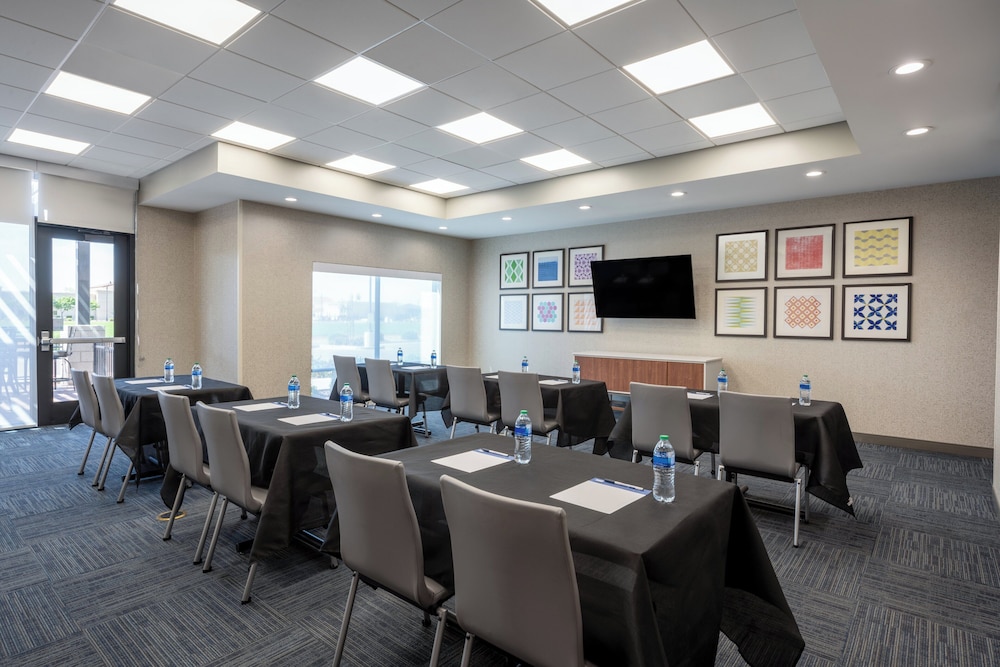 Holiday Inn Express & Suites - Gilbert - Mesa Gateway Airport 39/50
