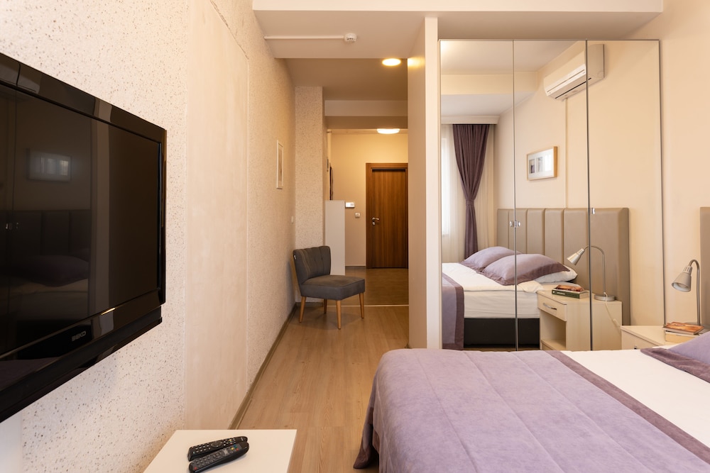 A Studio Apartment 18/62