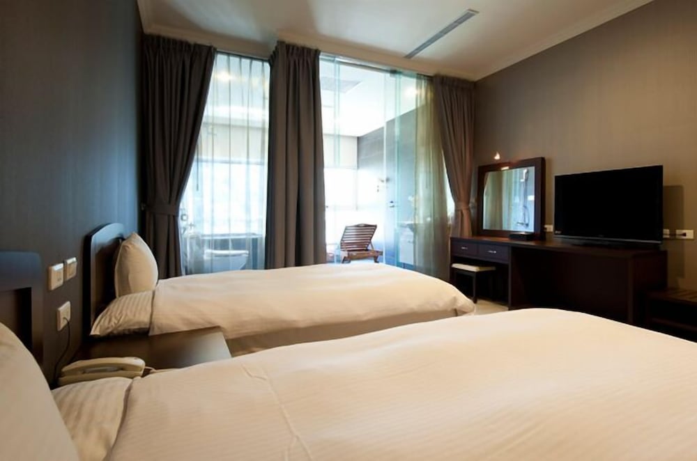 Lakeside Resort Hotel 19/50