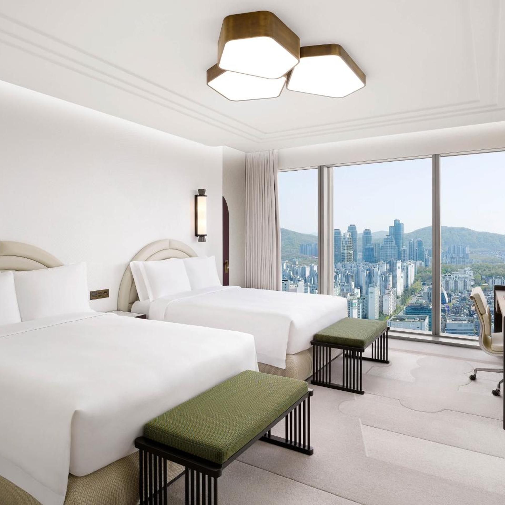 Grand, Master, Bay, 2 Queen Beds