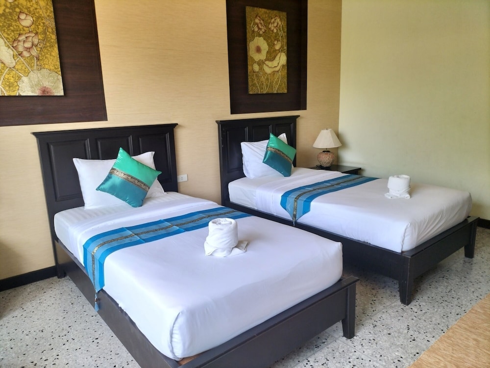 DELUXE, DOUBLE OR TWIN BED