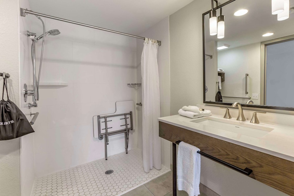 Windmill Suites Surprise - Phoenix, Ascend Hotel Collection 30/37