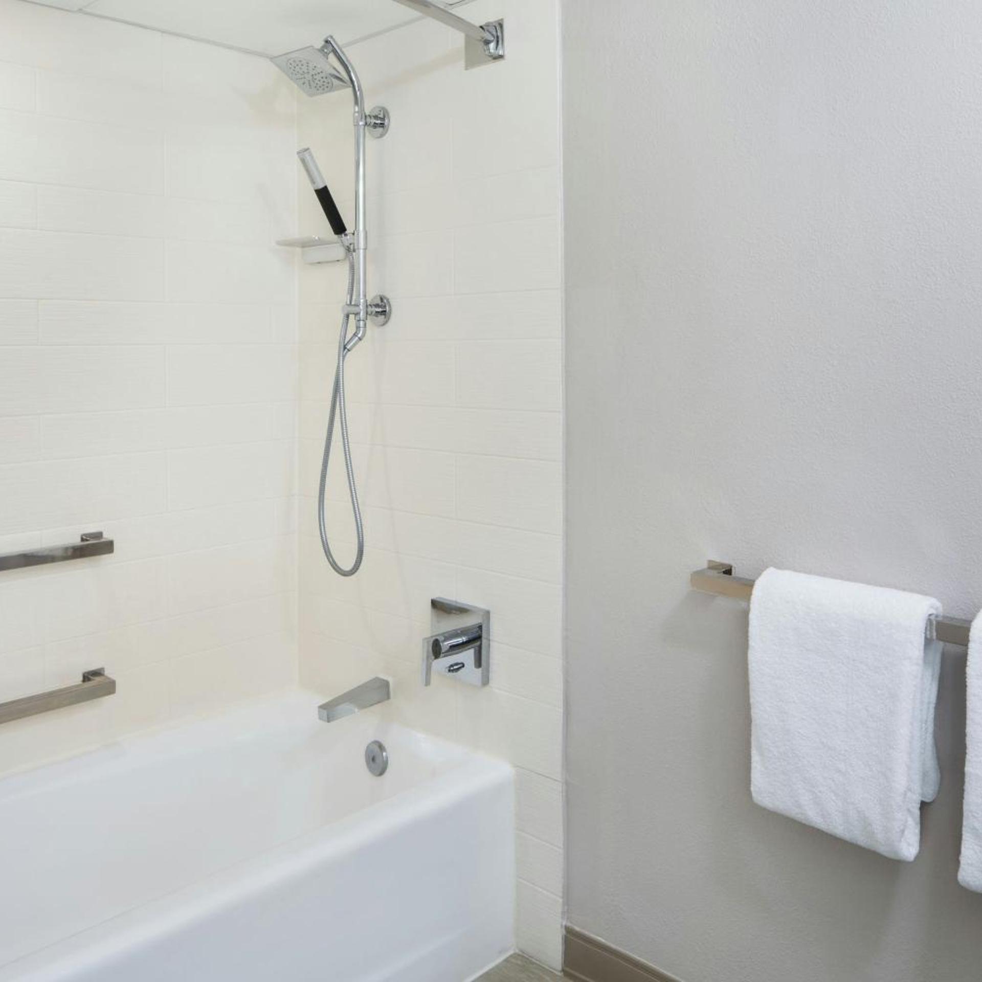 غرفة بسرير كينج بحوض استحمام لذوي الإعاقة، Marriott Miami Airport 8/10