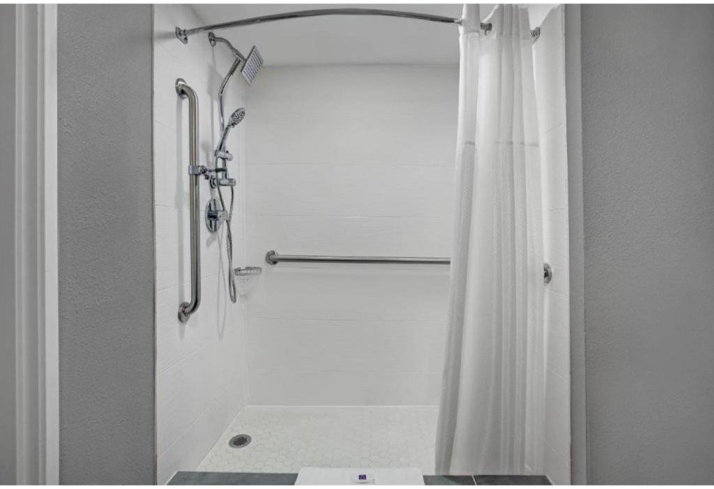 1 King Bed Mobil Acc RI Shwr Nsmk Kitchen, Motel6 Monahans, TX 8/8