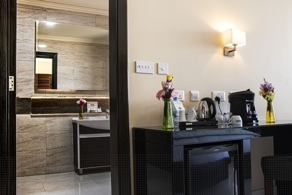 Home Suites Hotel 67/80