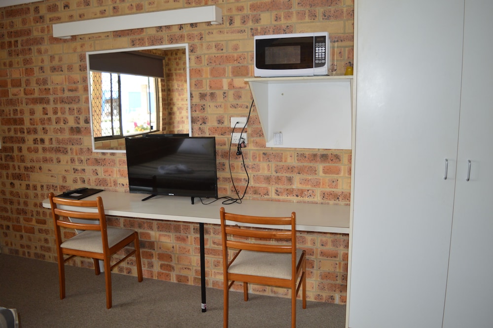 Golden Beach Motor Inn 37/45