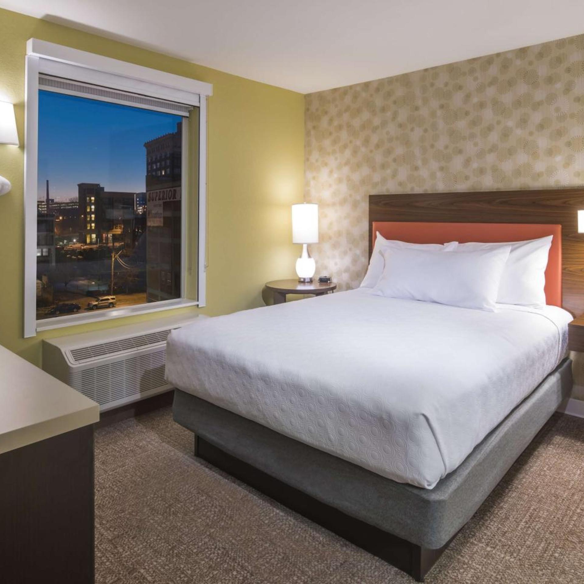 جناح بسرير كوين بغرفة نوم واحدة مع أريكة، Home2 Suites Kansas City Downtown 2/4