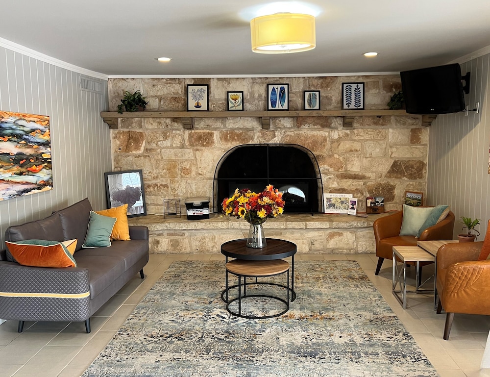 Sunday House Inn and Suites 11/23