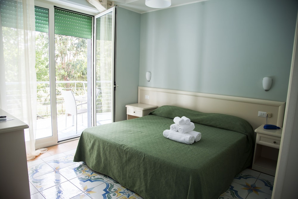 Medea Beach Resort 10/50