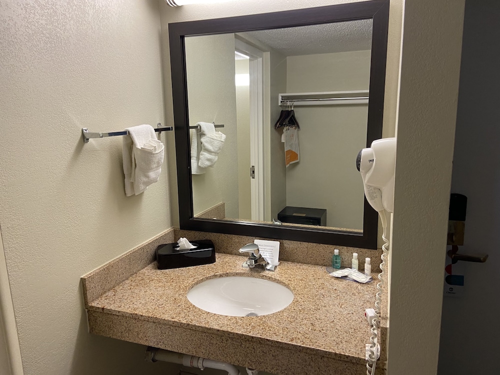 Clarion Inn Harpers Ferry-Charles Town 10/51