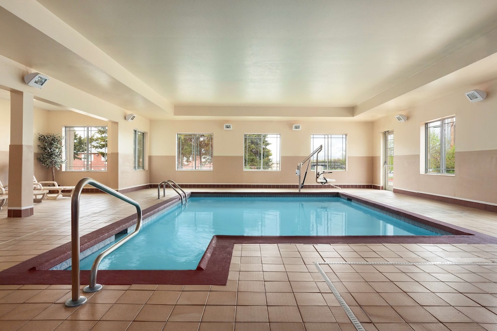Country Inn & Suites by Radisson, Columbia, MO 2/40
