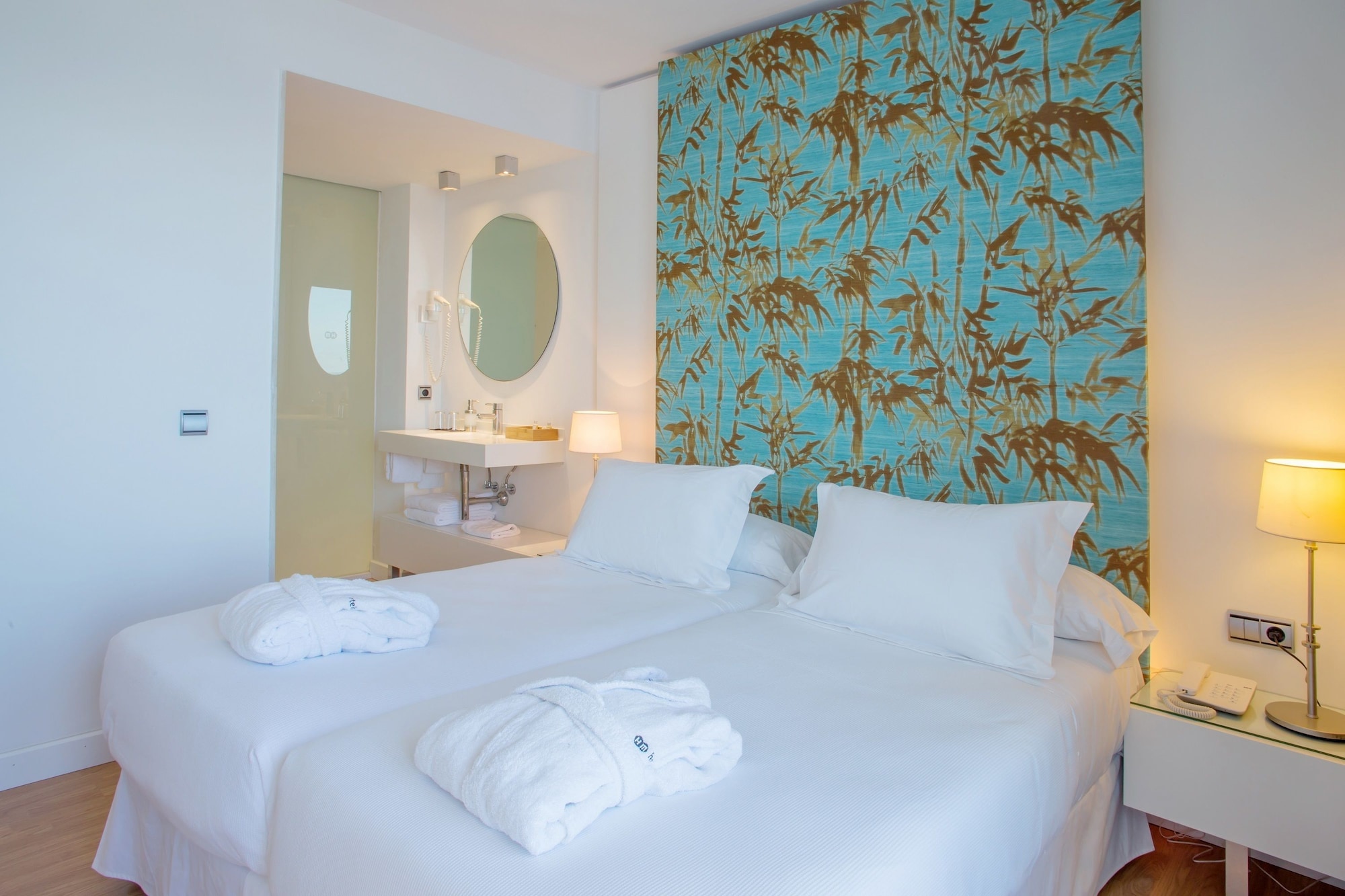 PREMIUM, TWIN BEDS, PARTIAL SEA VIEW, BALCONY