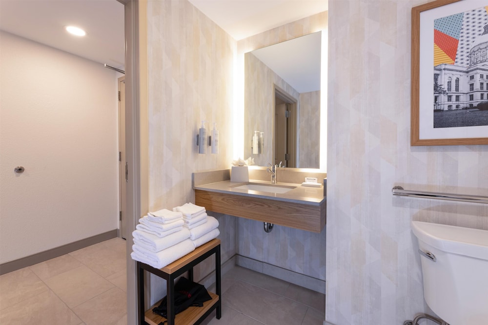 غرفة بسرير كينج بحوض استحمام لذوي الإعاقة، Hampton Inn Lawrenceville Duluth 6/7