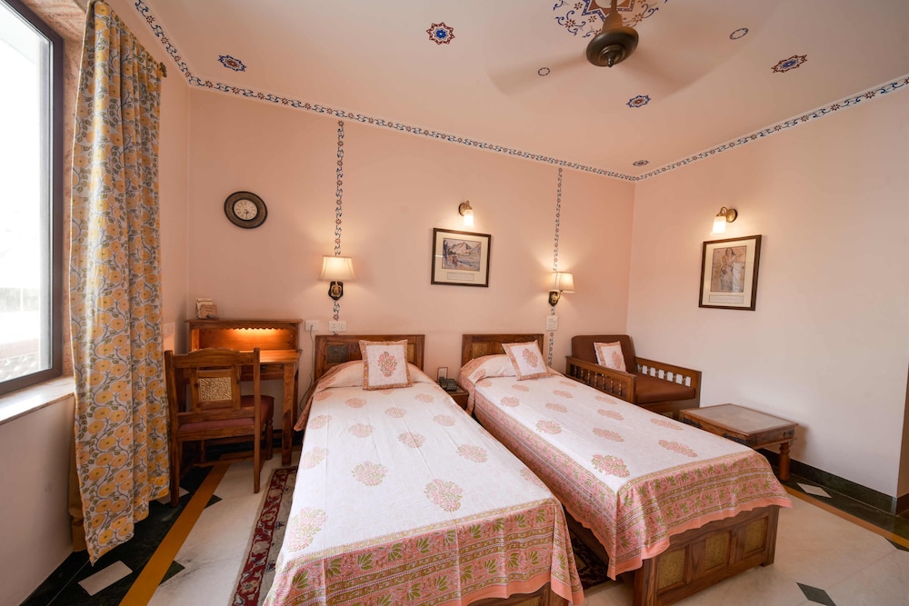 EXECUTIVE, DOUBLE OR TWIN BED