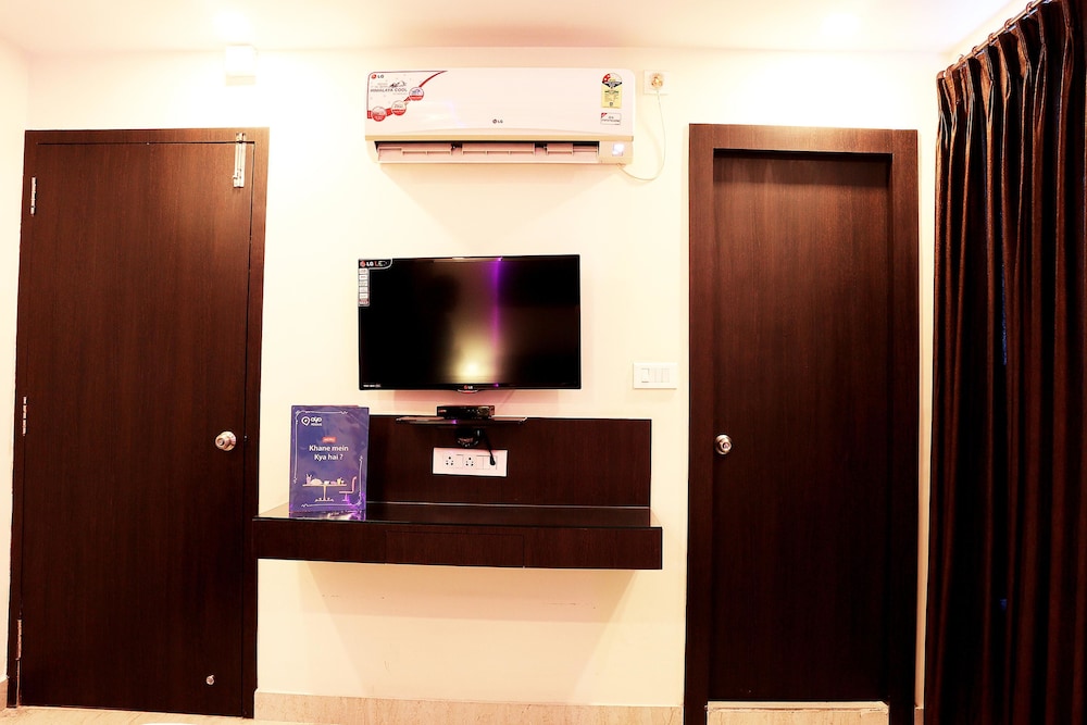 Oyo Rooms Parama Island Em Bypass 6/15