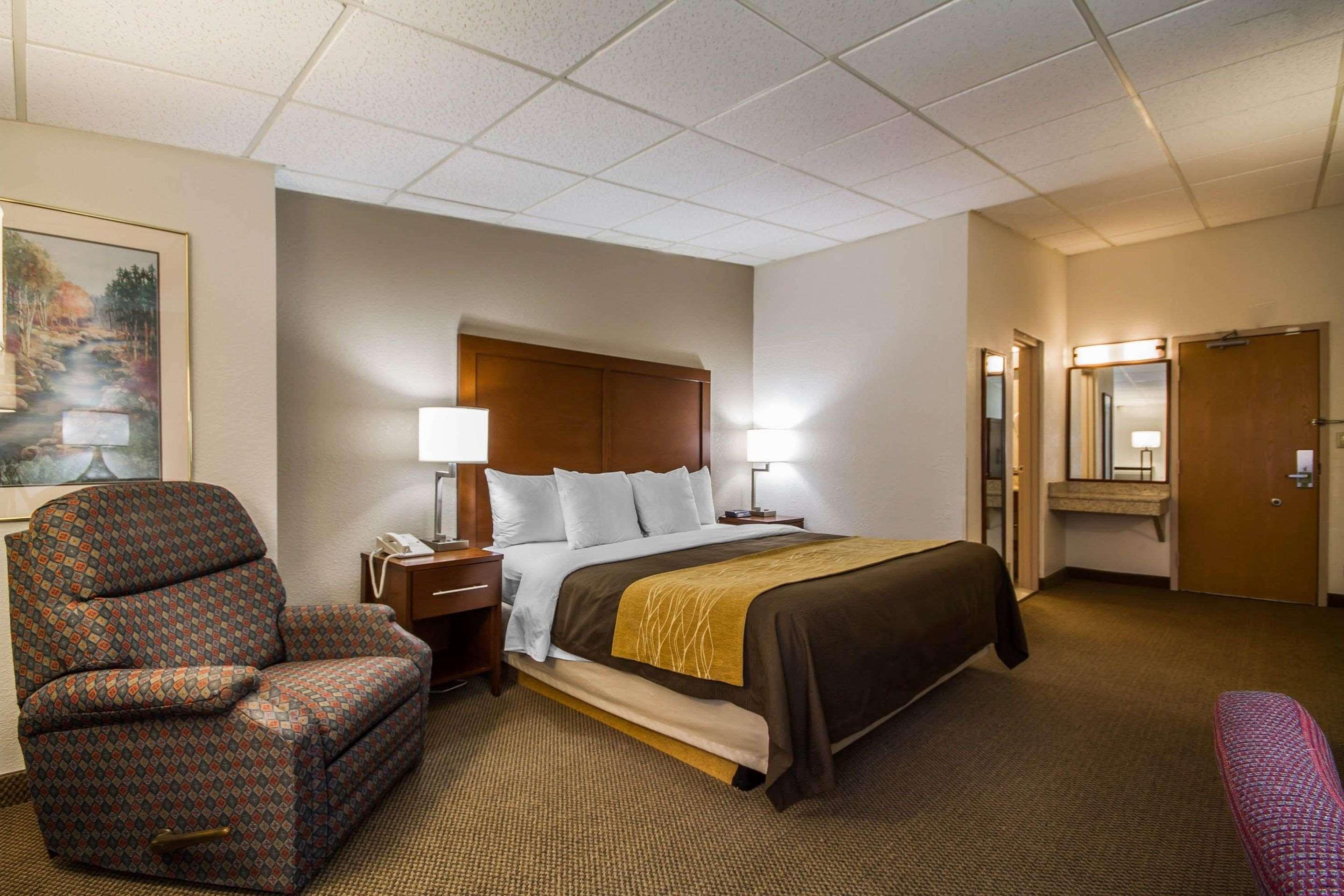 ROOM, KING BED
