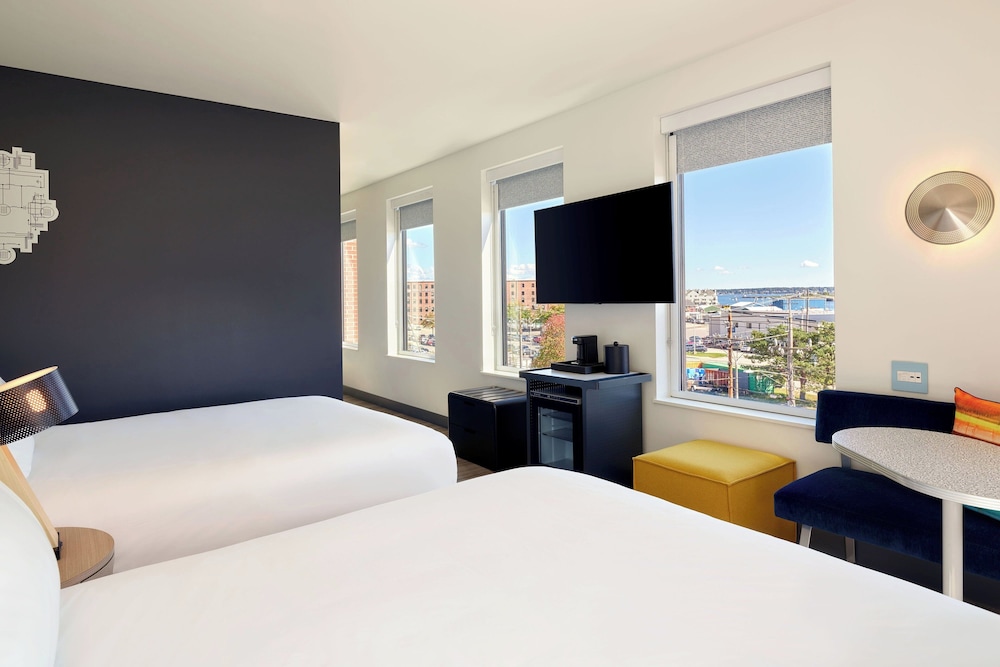 Room, 2 Queen Beds, Water View