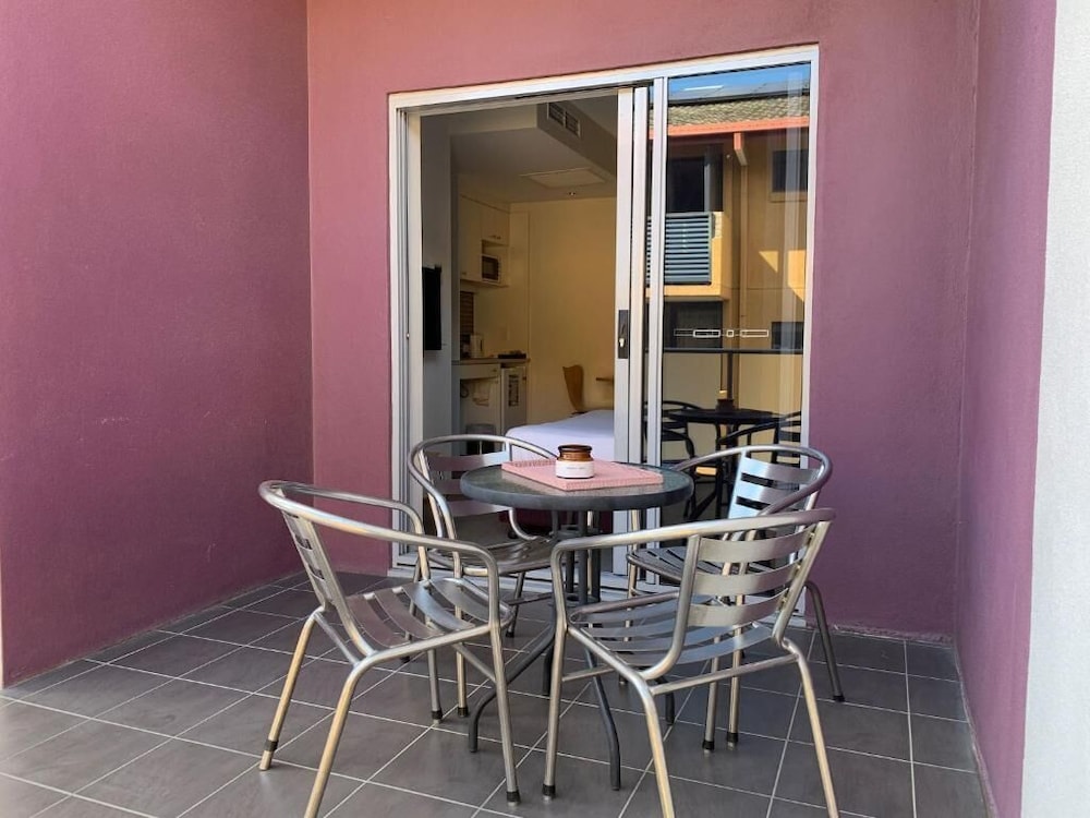 AIRPORT ASCOT MOTEL 62/64
