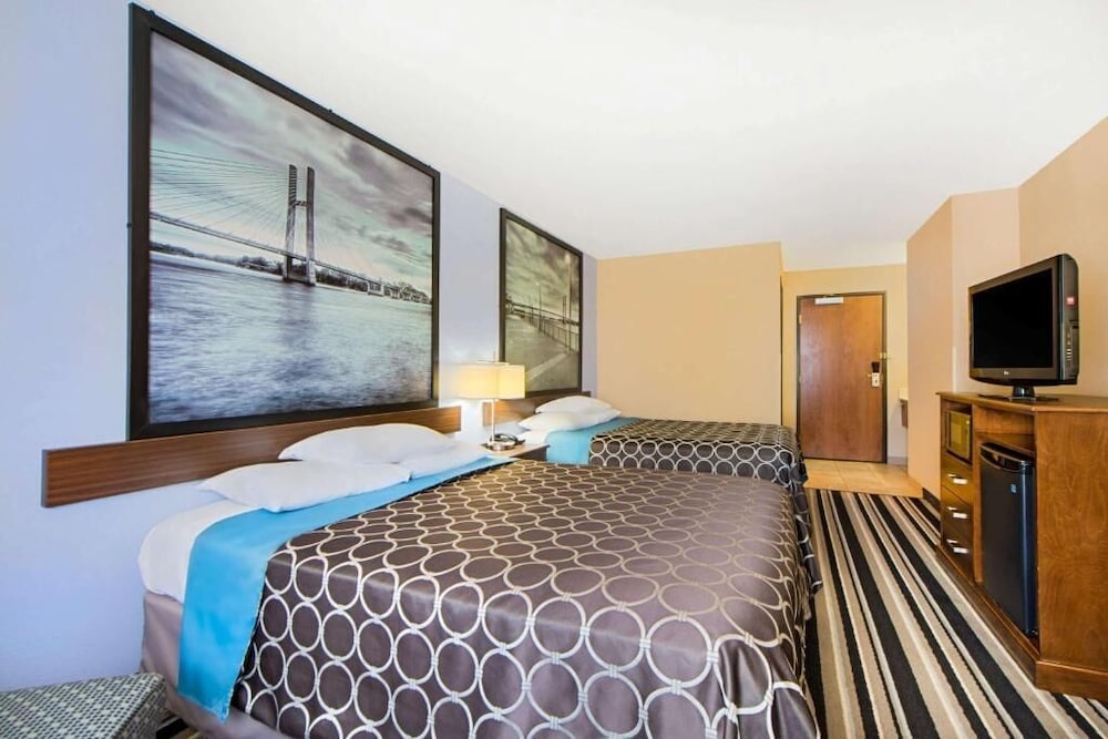 Super 8 by Wyndham Fairfield, TX 12/36