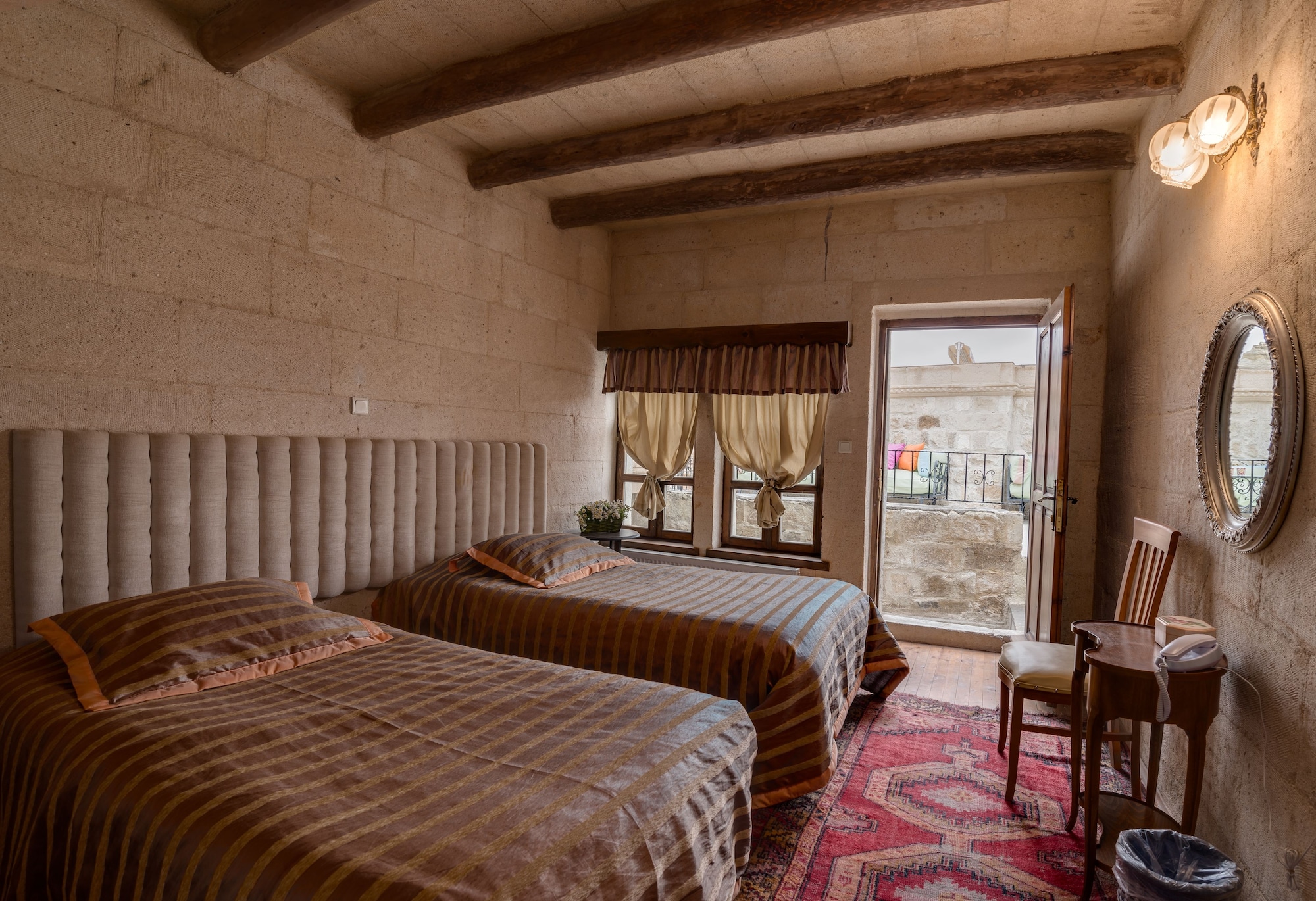 HONEYMOON, DOUBLE OR TWIN BED