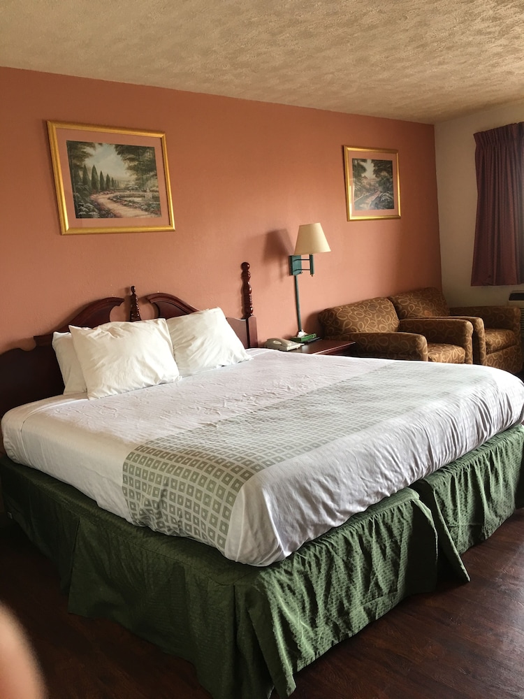 Americas Best Value Inn Marion IL 13/35