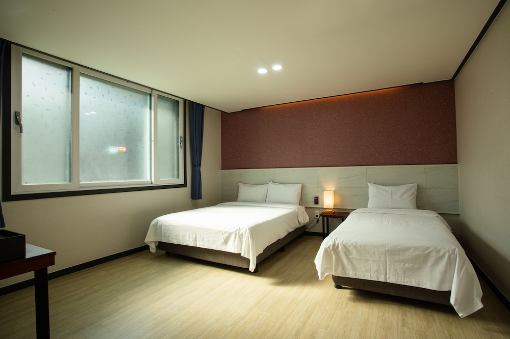 FAMILY, TWIN BEDS, MOUNTAIN VIEW