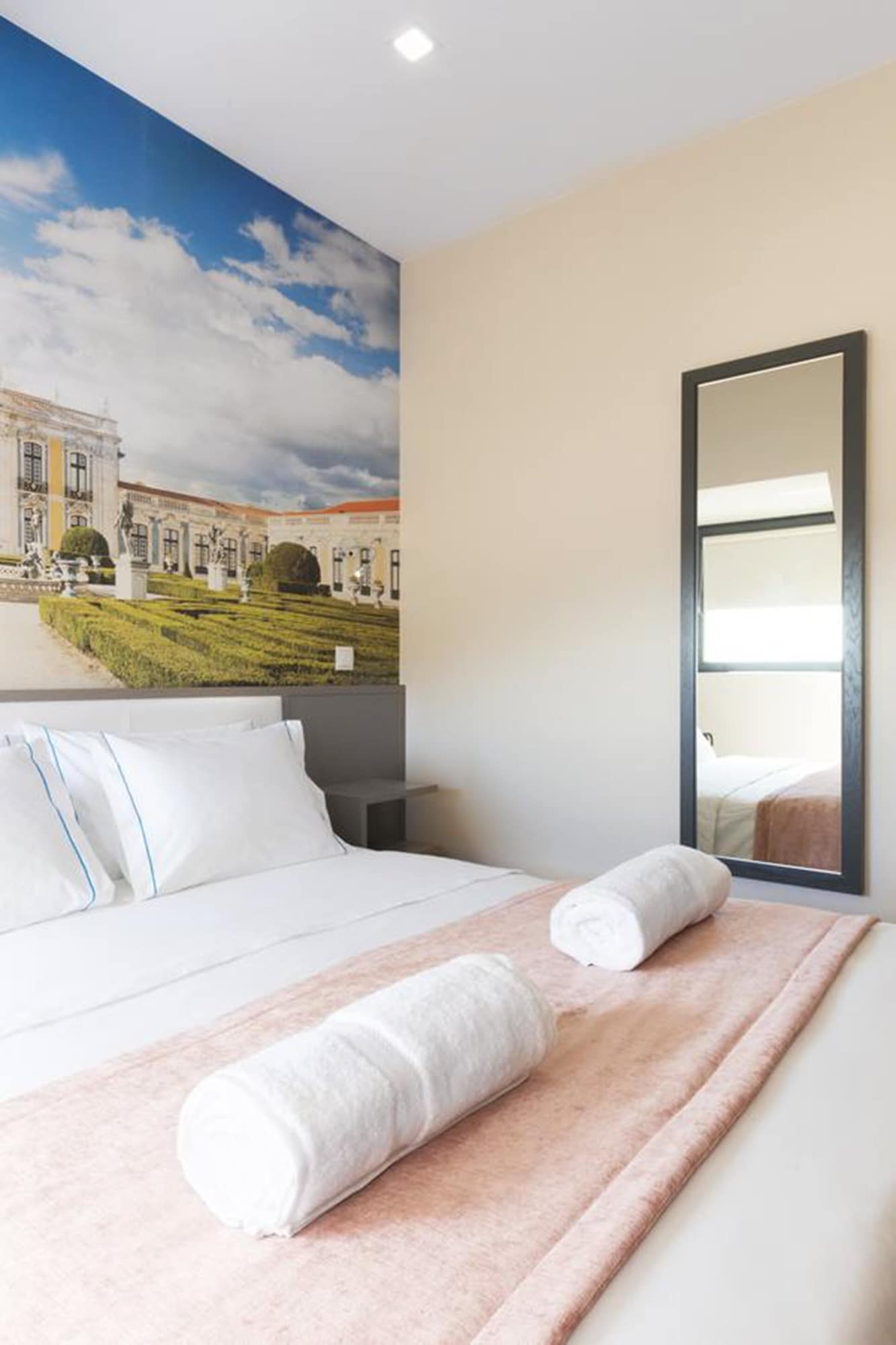 ROOM, DOUBLE BED