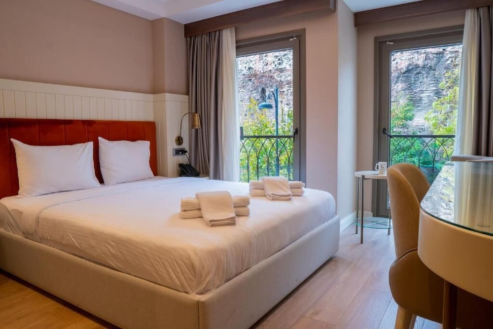 2 BEDROOMS, DELUXE, DOUBLE OR TWIN BED, CITY VIEW