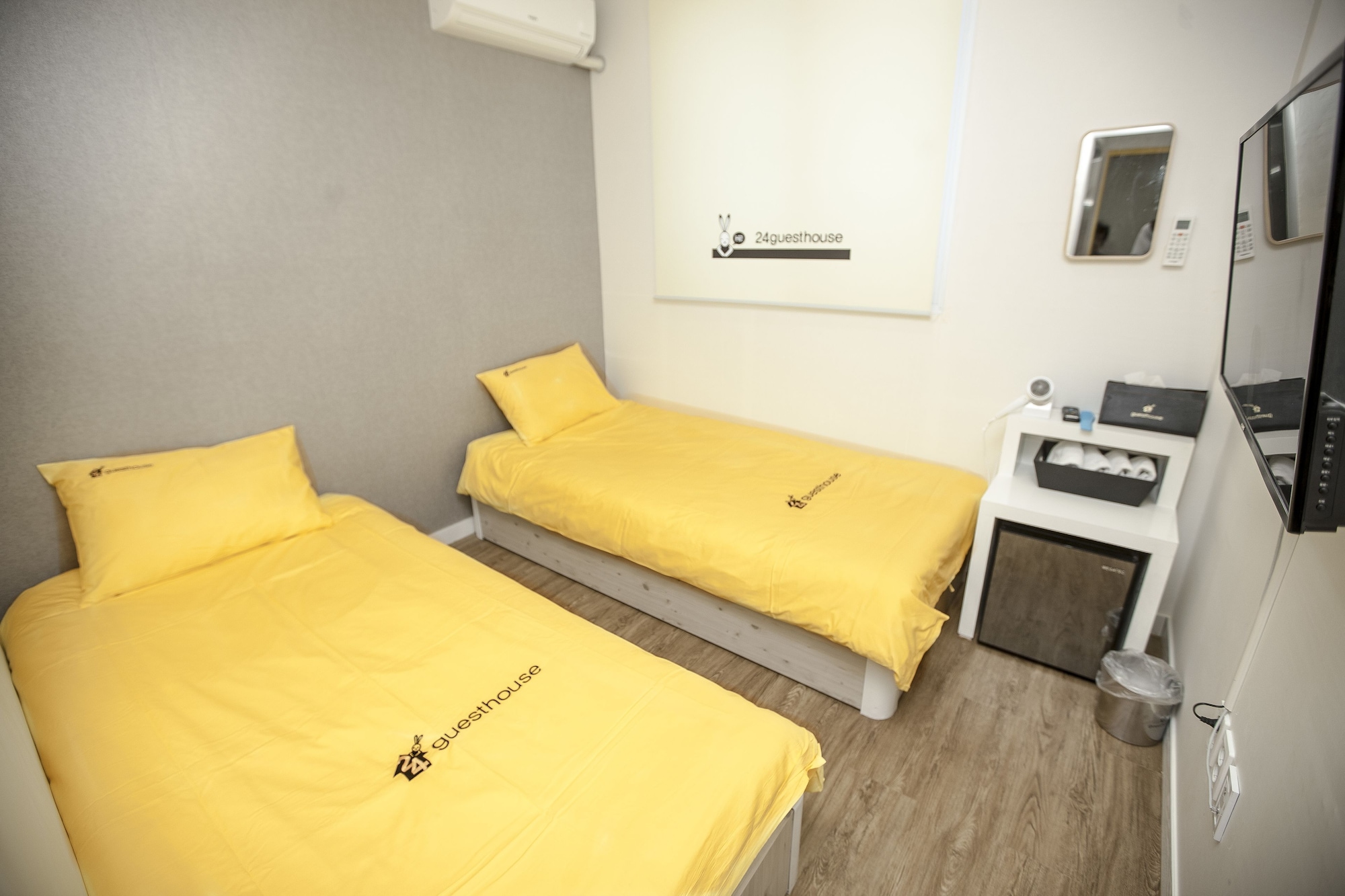 ROOM, TWIN BEDS