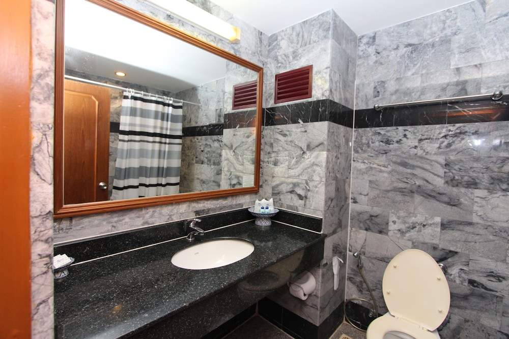 Camelot Hotel Pattaya 48/50
