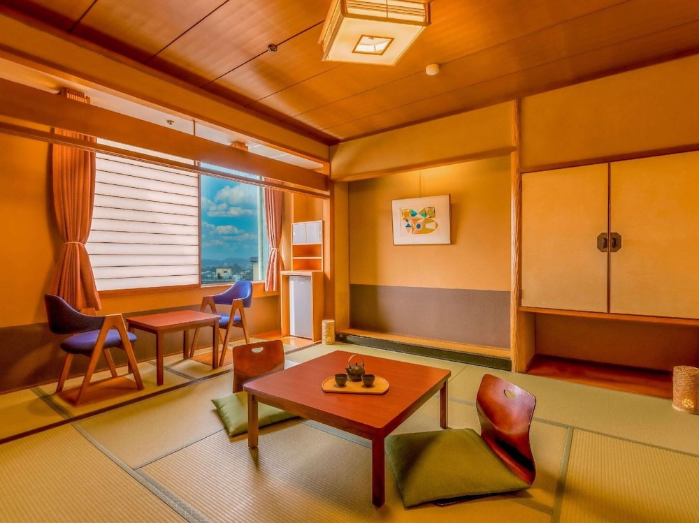 JAPANESE, ECONOMY, BATHTUB
