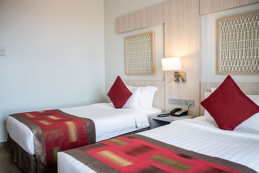 Golden Tulip Le Diplomate Cotonou 22/72
